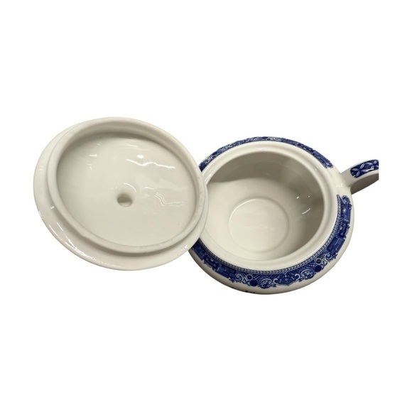 Johnson Brothers Willow Blue Sugar Bowl with Lid in Classic Blue Willow Pattern - Picture 10 of 10